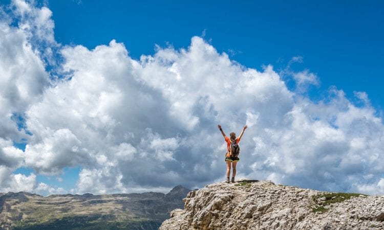 Frau auf dem Berggipfel